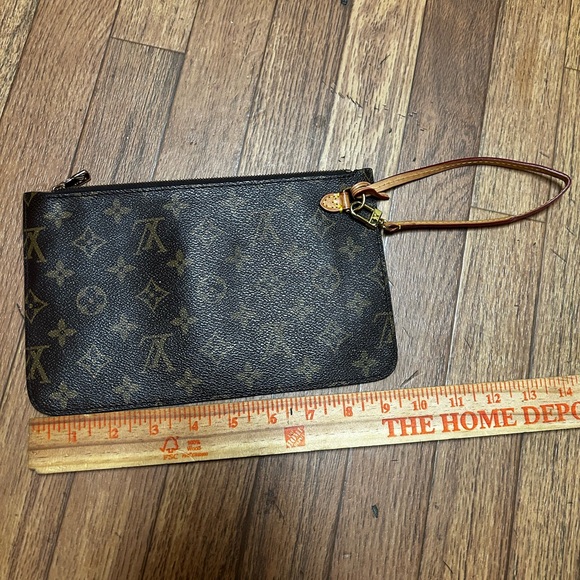 LOUIS VUITTON - Picture 8 of 8